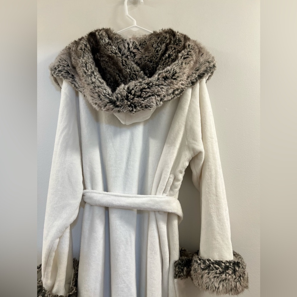 06. Pottery Barn Robe - Picture 6 of 15